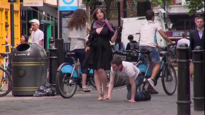 Mistress Evilyne-A very public walk / Выгуливание раба