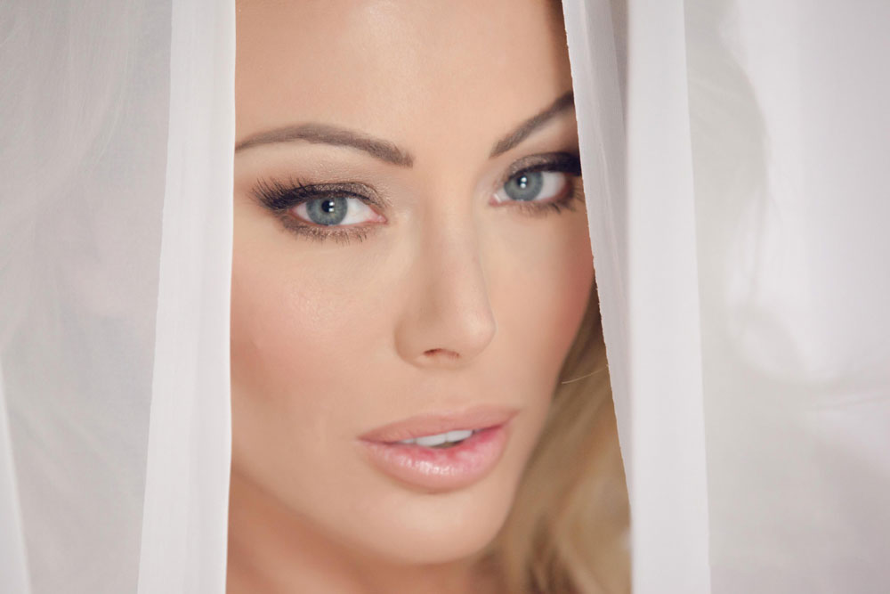 Isabelle Deltore - Bombshell Cherry Of The Month